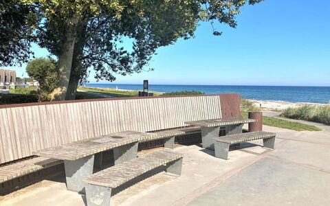 Ulv - 25M from the Sea: Barrio Residencial, Techo, Suburbio, Entrada De Coches, Inmuebles, Tubo De Lámpara
