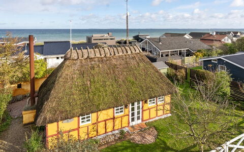 Ethly - 50M from the Sea: Techo, Casa, El Terreno Del Lote, Casa, Cabaña, Inmuebles, Edificios Del Jardín, Sombra, Cuarto De Troncos, Paisajismo