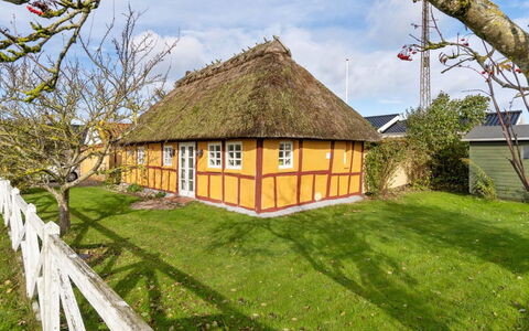 Ethly - 50M from the Sea: Techo, Casa, El Terreno Del Lote, Casa, Cabaña, Inmuebles, Edificios Del Jardín, Sombra, Cuarto De Troncos, Paisajismo