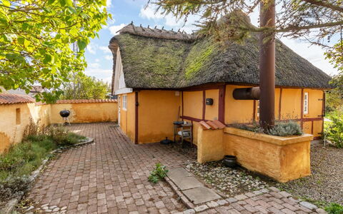 Ethly - 50M from the Sea: Techo, Casa, El Terreno Del Lote, Casa, Cabaña, Inmuebles, Edificios Del Jardín, Sombra, Cuarto De Troncos, Paisajismo