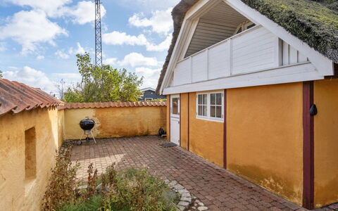 Ethly - 50M from the Sea: Techo, Casa, El Terreno Del Lote, Casa, Cabaña, Inmuebles, Edificios Del Jardín, Sombra, Cuarto De Troncos, Paisajismo