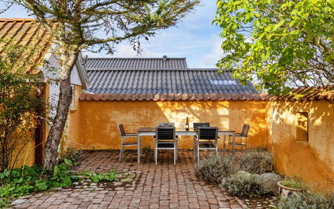 Ethly - 50M from the Sea: Techo, Casa, El Terreno Del Lote, Casa, Cabaña, Inmuebles, Edificios Del Jardín, Sombra, Cuarto De Troncos, Paisajismo