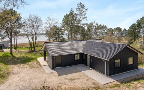 Haley - 150M from the Sea: Madera, Techo, Arquitectura, Casa, Casa, Cabaña, Vía Muerta, Madera Dura, Pendiente, Inmuebles