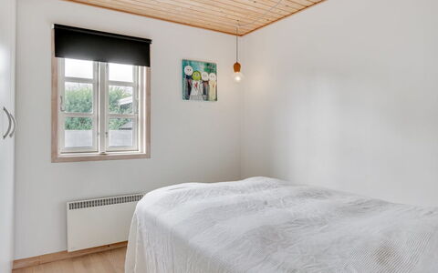 Gunlef - 50M from the Sea: Pared, Madera, Piso, Suelo, Diseño De Interiores, Habitación, Techo, Cama, Suelos De Madera, Casa