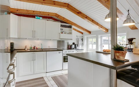 Gunlef - 50M from the Sea: Cocina, Mostrador, Mueble, Diseño De Interiores, Piso, Madera, Aparato De Cocina, Techo, Lámpara, Electrodoméstico
