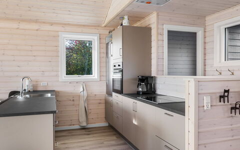 Mato - 100M from the Sea: Madera, Cocina, Casa, Mostrador, Electrodoméstico, Lavabo, Gabinetes, Manchas De Madera, Puerta, Madera Dura