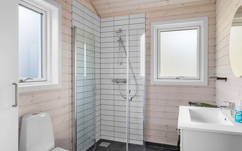 Mato - 100M from the Sea: Madera, Piso, Arreglo De Tubería, Suelo, Baño, Diseño De Interiores, Plomería, Baño, Casa, Lavabo