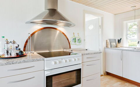 Ajo - 2Km from the Sea: Piso, Aparato De Cocina, Electrodoméstico, Electrodoméstico, Cocina, Diseño De Interiores, Suelo, Encendiendo, Techo, Suelos De Madera
