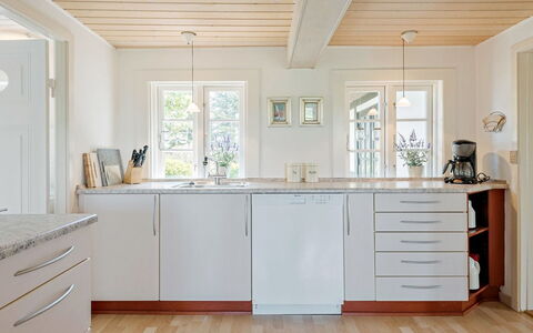 Ajo - 2Km from the Sea: Piso, Diseño De Interiores, Suelo, Madera, Suelos De Madera, Mostrador, Mueble, Cocina, Gabinetes, Casa
