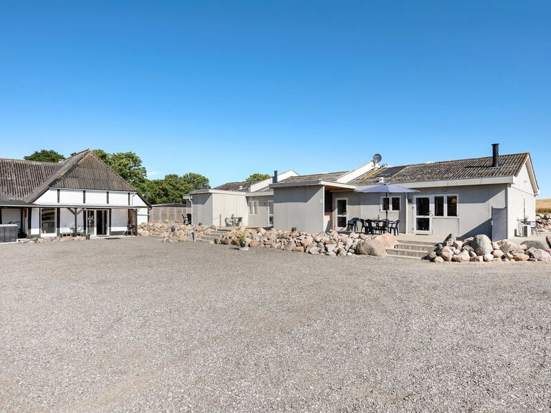 Henne - 2.5Km from the Sea