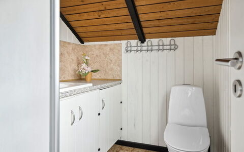 Elisej - 100M from the Sea: Arreglo De Tubería, Pared, Piso, Diseño De Interiores, Madera, Baño, Suelo, Lavabo, Grifo, Baño