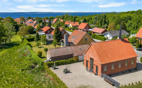 Frothi - 550M from the Sea: Casa, Casa, Techo, Barrio Residencial, Cabaña, Inmuebles, Casa De Campo, Césped, Paisajismo, Vía Muerta