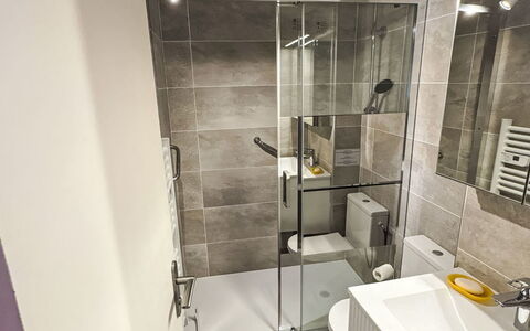 Le Lavandou 130: Piso, Arreglo De Tubería, Suelo, Baño, Diseño De Interiores, Lavabo, Plomería, Baño, Grifo, Lavabo Del Baño