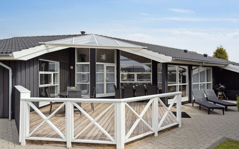 Arnod - 400M from the Sea: Casa, Techo, Casa, Cabaña, Arbusto, Cobertura Del Suelo, Inmuebles, Casa De Campo, Vía Muerta, Edificios Del Jardín