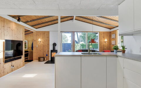 Eriksine - 150M from the Sea: Piso, Madera, Diseño De Interiores, Techo, Mueble, Cocina, Lámpara, Suelo, Mostrador, Encendiendo