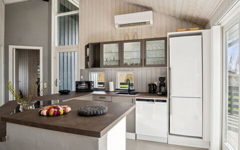 Sylvana - 400M from the Sea: Departamento, Sombra, Balcón, Silla, Cerca, Mueble Para Exteriores, Aluminio, Césped Artificial
