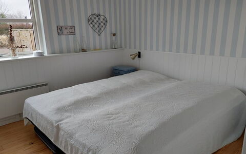 Greth - 500M from the Sea: Habitación, Cama, Lecho, Sábana, Diseño De Interiores, Linos, Mueble, Suelo, Piso, Textil