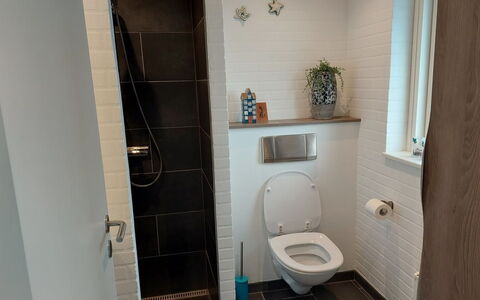 Greth - 500M from the Sea: Asiento Del Baño, Baño, Baño, Arreglo De Tubería, Pared, Piso, Diseño De Interiores, Suelo, Plomería, Loseta