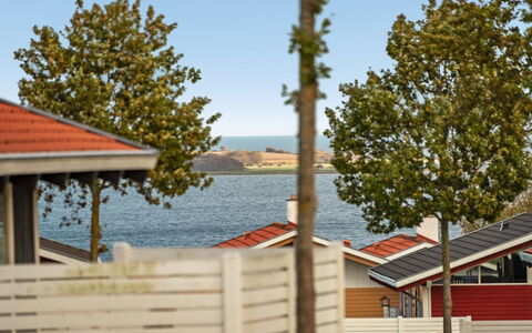 Boris - 500M from the Sea: Barrio Residencial, Techo, Suburbio, Entrada De Coches, Inmuebles, Tubo De Lámpara