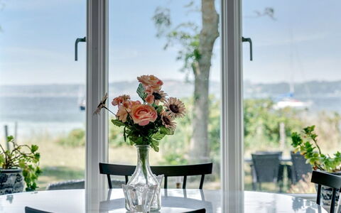 Jeppe - 50M to the Fjord: Mueble, Diseño De Interiores, Mesa, Cortar Flores, Floristas, Comedor, Silla, Habitación Central