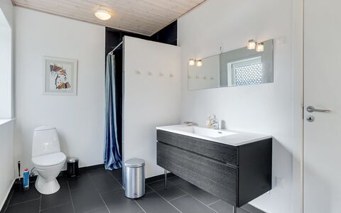 Ewelina - 15Km from the Sea: Piso, Arreglo De Tubería, Suelo, Lavabo, Diseño De Interiores, Baño, Lavabo Del Baño, Grifo, Mueble De Baño, Plomería