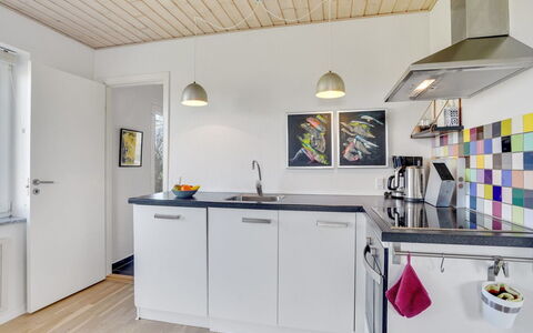 Ewelina - 15Km from the Sea: Cocina, Diseño De Interiores, Mostrador, Piso, Techo, Aparato De Cocina, Electrodoméstico, Madera, Suelo, Mueble