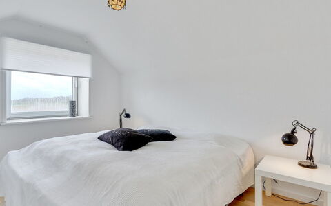 Ewelina - 15Km from the Sea: Cama, Habitación, Diseño De Interiores, Techo, Lecho, Linos, Sábana, Mueble, Lámpara, Piso