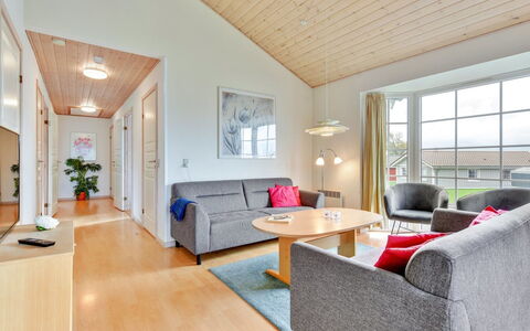 Karina - 150M to the Fjord: Piso, Techo, Diseño De Interiores, Suelo, Mueble, Sala, Suelos De Madera, Sofá, Silla