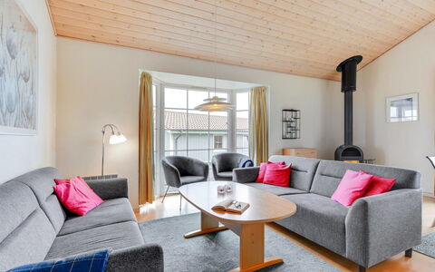 Karina - 150M to the Fjord: Mueble, Diseño De Interiores, Piso, Casa, Sofá, Suelo, Sala, Techo, Habitación