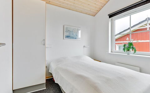 Karina - 150M to the Fjord: Casa, Techo, La Luz Del Día, Madera Dura, Habitación, Manchas De Madera, Tablón, Vía Muerta, Cama, Nieve