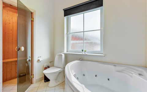 Karina - 150M to the Fjord: Arreglo De Tubería, Baño, Bañera, Diseño De Interiores, Techo, Piso, Suelo, Plomería, Grifo, Habitación