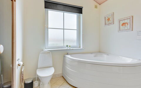 Karina - 150M to the Fjord: Piso, Techo, Arreglo De Tubería, Suelo, Diseño De Interiores, Plomería, Bañera, Baño, Grifo, La Luz Del Día
