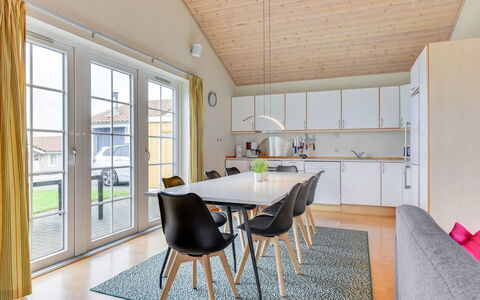 Karina - 150M to the Fjord: Piso, Diseño De Interiores, Suelo, Cocina Y Comedor Mesa, Techo, Suelos De Madera, Silla, Comedor, Sala, Suelo Laminado