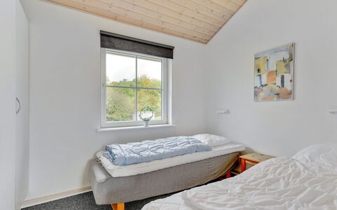 Karina - 150M to the Fjord: Pared, Madera, Casa, Habitación, Techo, Cabaña, Madera Dura, La Luz Del Día, Manchas De Madera, Cama