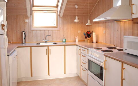 Ascan - 50M from the Sea: Cocina, Madera, Techo, Piso, Diseño De Interiores, Aparato De Cocina, Mostrador, Lámpara, Encendiendo, Electrodoméstico