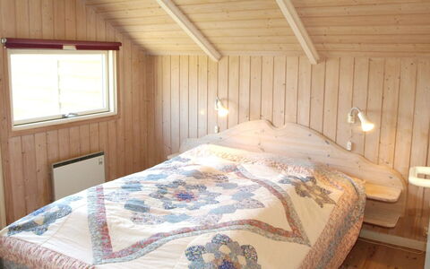 Ascan - 50M from the Sea: Habitación, Madera, Suelo, Diseño De Interiores, Piso, Techo, Cama, Mueble, Habitación, Sábana