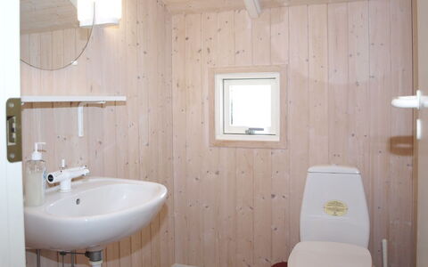 Ascan - 50M from the Sea: Pared, Piso, Madera, Suelo, Arreglo De Tubería, Baño, Diseño De Interiores, Baño, Habitación, Plomería