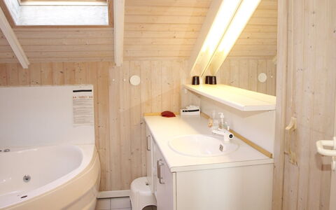 Ascan - 50M from the Sea: Arreglo De Tubería, Lavabo Del Baño, Piso, Baño, Lavabo, Madera, Suelo, Diseño De Interiores, Grifo, Plomería