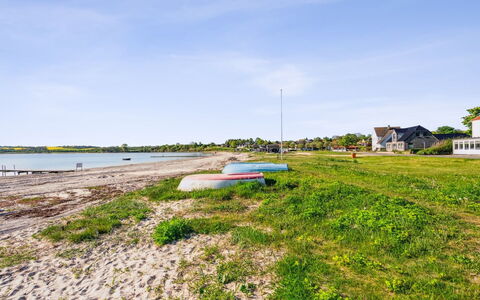 Dolores - 100M from the Sea: Techo, Casa, Casa, Cabaña, Puerta, Vía Muerta, Cubierta, Porche, Tablón, Madera Dura
