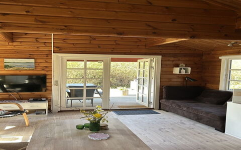Ernestine - 500M to the Fjord: Piso, Madera, Mueble, Suelo, Diseño De Interiores, Techo, Suelos De Madera, Madera Dura, Sala, Manchas De Madera