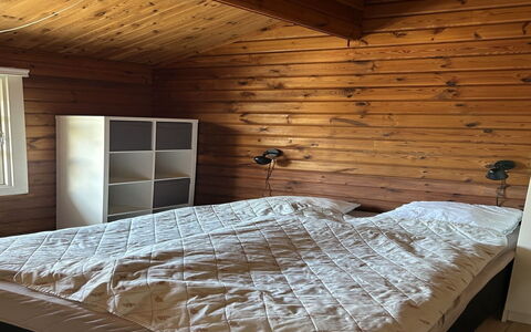 Ernestine - 500M to the Fjord: Madera, Habitación, Piso, Suelo, Diseño De Interiores, Cama, Sábana, Mueble, Techo, Lecho