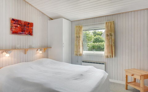 Tess - 50M from the Sea: Madera, Techo, Habitación, Diseño De Interiores, Piso, Suelo, Cama, Sábana, Lecho, Casa