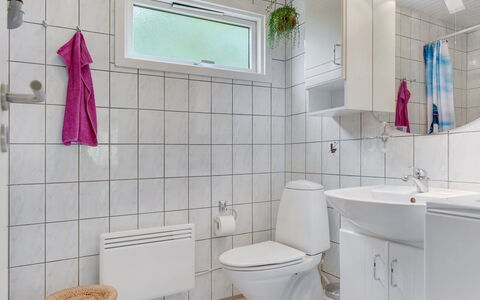 Tess - 50M from the Sea: Arreglo De Tubería, Baño, Piso, Diseño De Interiores, Suelo, Lavabo, Baño, Asiento Del Baño, Plomería, Lavabo Del Baño