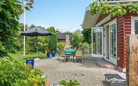 Tess - 50M from the Sea: Arbusto, Jardín, Casa, Casa, Cabaña, Mueble, Techo, Silla, Sombra