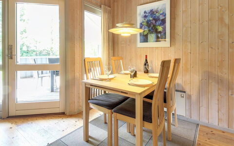 Frederikke - 28Km from the Sea: Mueble, Diseño De Interiores, Piso, Suelo, Madera, Techo, Comedor, Suelos De Madera, Silla, Habitación