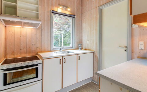 Frederikke - 28Km from the Sea: Madera, Piso, Techo, Diseño De Interiores, Arreglo De Tubería, Electrodoméstico, Cocina, Suelo, Mostrador, Habitación