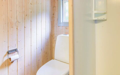 Frederikke - 28Km from the Sea: Pared, Asiento Del Baño, Madera, Piso, Arreglo De Tubería, Baño, Baño, Suelo, Diseño De Interiores, Lavabo Del Baño