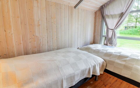 Frederikke - 28Km from the Sea: Madera, Habitación, Suelo, Piso, Cama, Diseño De Interiores, Sábana, Mueble, Lecho, Linos