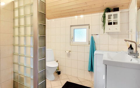 Kea - 30Km from the Sea: Pared, Diseño De Interiores, Piso, Arreglo De Tubería, Suelo, Baño, Techo, Habitación, Plomería, Loseta