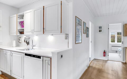 Siiri - 28Km from the Sea: Piso, Electrodoméstico, Madera, Diseño De Interiores, Cocina, Aparato De Cocina, Suelo, Gabinetes, Mostrador, Techo